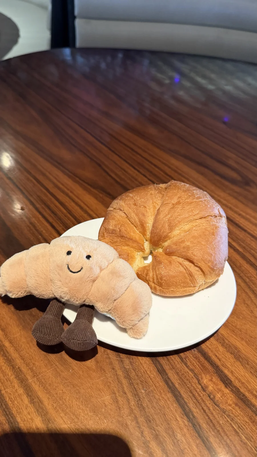 Lifestyle - Amuseables Croissant Bag Charm photo by bronzieandthejellies