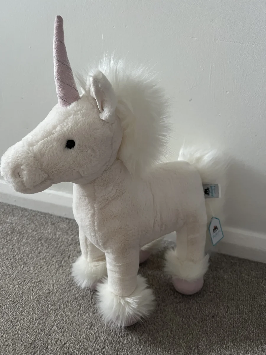 Side - Isadora Unicorn photo by Axel