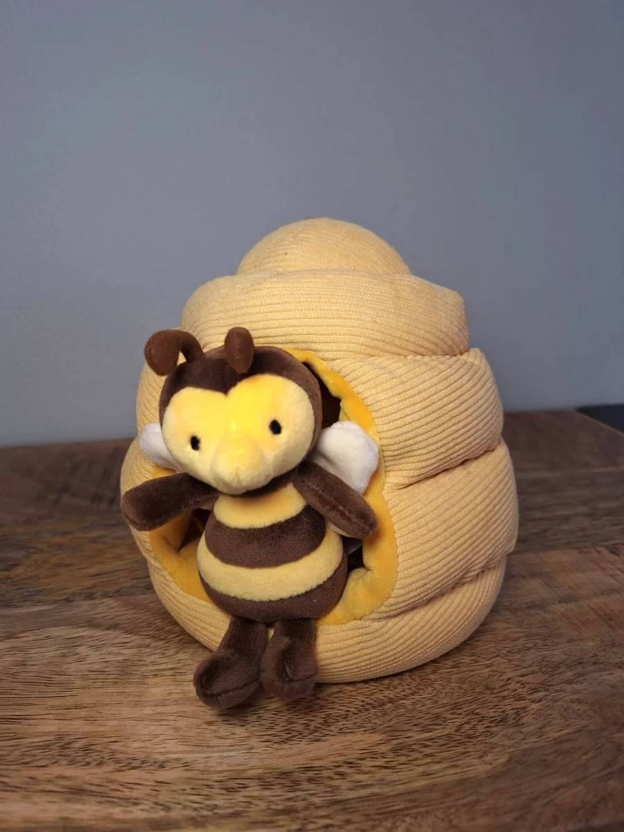 Front - Honeyhome Bee photo by Sofie
