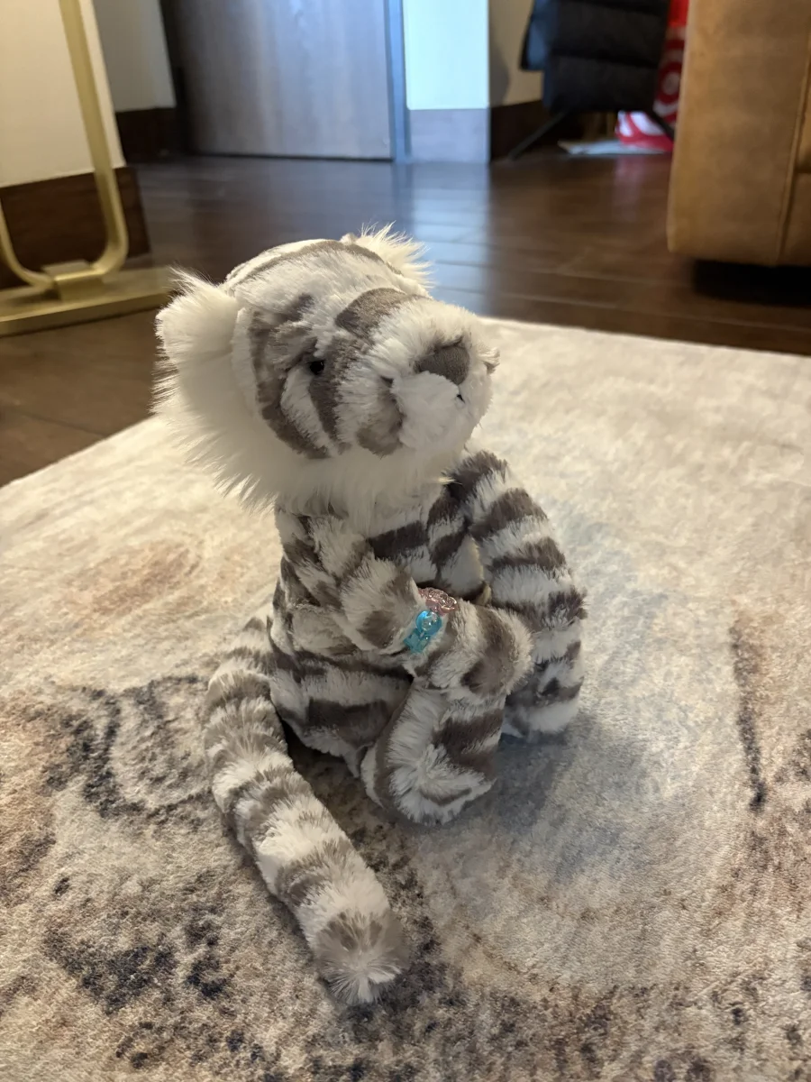 Side - Bashful Snow Tiger photo by Artsy_bug06