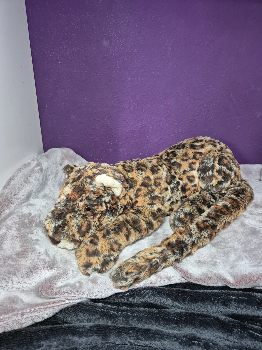 Side - Livi Leopard photo by ctrlvmoon