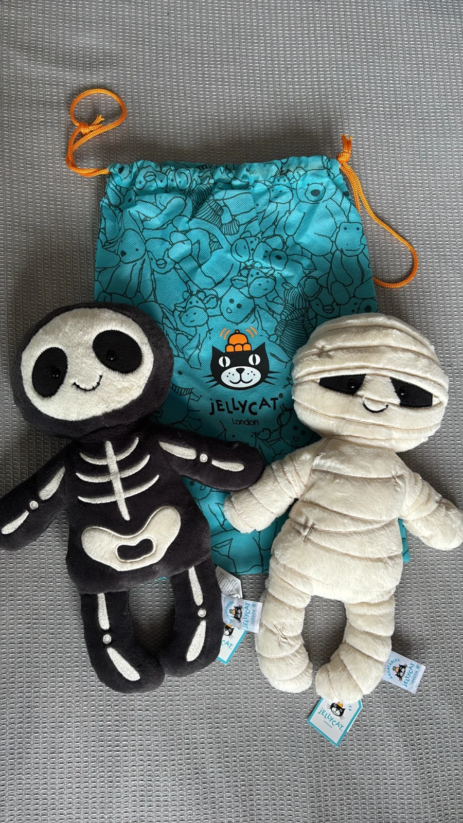 Front - Skeleton Bob photo by Jelly_Journey