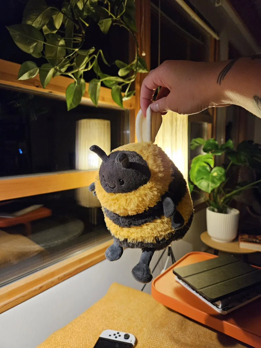 Side - Albee Bee photo by saramoi