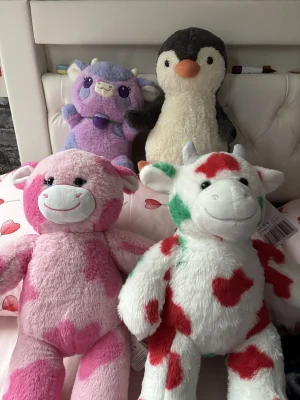A photo of Peanut Penguin - Large Jellycat taken by Emma00206