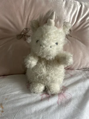 A photo of Lallagie Unicorn Jellycat taken by chloaprilhughes