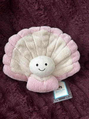 Clemmie Clam Jellycat photo