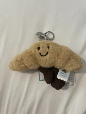 Amuseables Croissant Bag Charm Jellycat photo