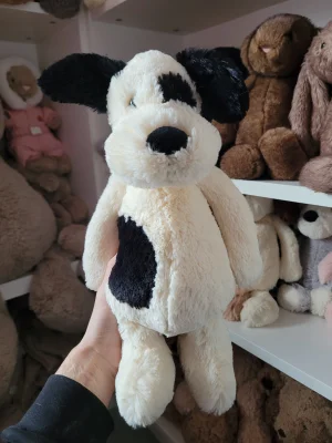A photo of Bashful Black & Cream Puppy - Medium Jellycat taken by Kitsfae