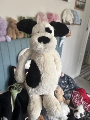 A photo of Bashful Black & Cream Puppy - Medium Jellycat taken by Slanelivhill