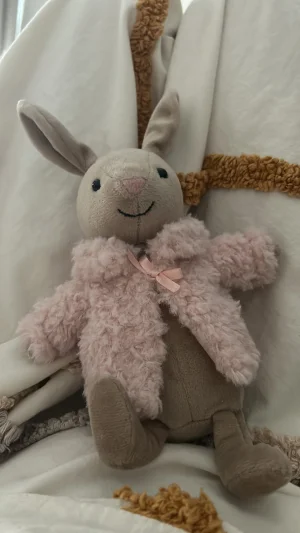 A photo of Comfy Coat Bunny Jellycat taken by julielampers