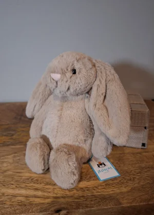 A photo of Bashful Beige Bunny - Small Jellycat taken by Sofie