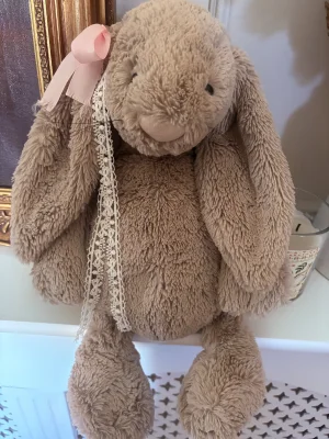 A photo of Bashful Beige Bunny - Large Jellycat taken by DuckiePops