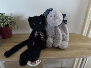 A photo of Casper Cat - Medium Jellycat taken by chantalpoort