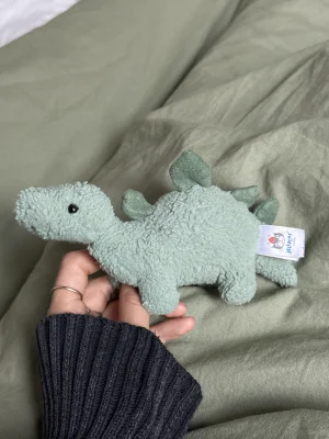 A photo of Fossilly Stegosaurus - Small Jellycat taken by Aliciasjellys