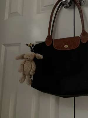 A photo of Bashful Beige Bunny Bag Charm Jellycat taken by myvalia