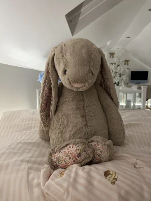  Blossom Beige Bunny Petal ペテル M Jellycat Blossom Beige Bunny Petal Medium – Hugglemoo