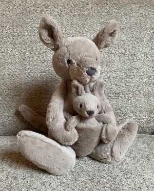 A photo of Kara Kangaroo - Large Jellycat taken by Abyss'Dragons