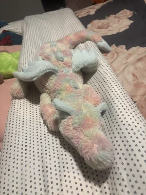 A photo of Lazulia Dragon - Large Jellycat taken by haynobes