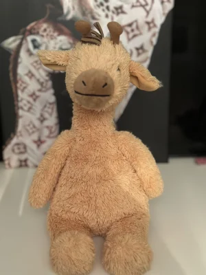 Cushy Giraffe Jellycat photo