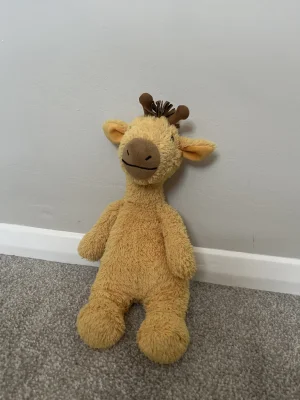 Cushy Giraffe Jellycat photo