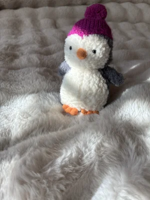 A photo of Wee Fuchsia Penguin Jellycat taken by nono_chicken