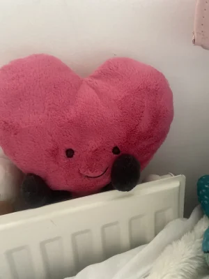 A photo of Amuseables Hot Pink Heart - Large Jellycat taken by poppysjellybaby