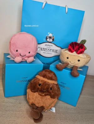 A photo of Amuseable Macaron Raspberry Jellycat taken by JELLYPOTATO