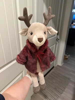 A photo of Vivien Reindeer Jellycat taken by Neecyd