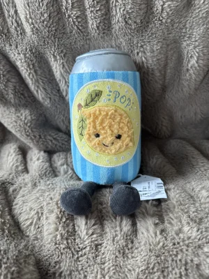 ロンドン限定Jesse Can of Pop サイダー缶ぬいぐるみ Amuseables Jesse Can of Pop 🇬🇧 Jellycat | Jelly Journal