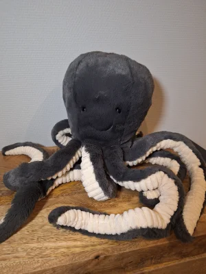 A photo of Inky Octopus - Large Jellycat taken by Sofie
