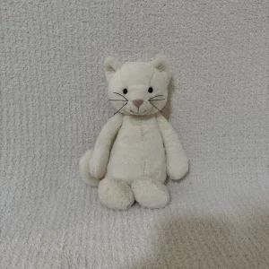 A photo of Bashful Cream Kitten Jellycat taken by crim