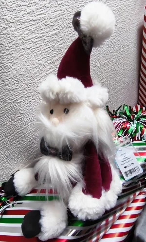 A photo of Crimson Santa Jellycat taken by Jelly_0ne