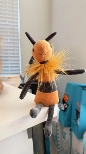 A photo of Zeegul Bee Jellycat taken by bronzieandthejellies