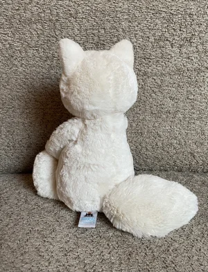 A photo of Bashful Arctic Fox Jellycat taken by Abyss'Dragons