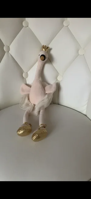 A photo of Fancy Swan - Medium Jellycat taken by its.amb3rrx