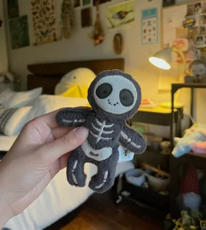 A photo of Skeleton Bob Bag Charm Jellycat taken by Isas_Jellies
