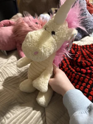 A photo of Snagglebaggle Ursula Unicorn Jellycat taken by Alivia123