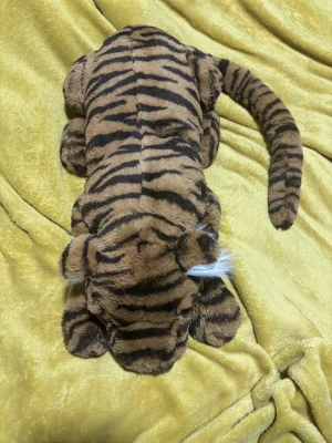 A photo of Tia Tiger - Large Jellycat taken by sablelovesjelly