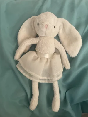 A photo of Arabesque Bunny Cream Jellycat taken by annabelle__cate