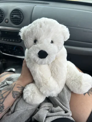 A photo of Perry Polar Bear - Medium Jellycat taken by Babygelfling