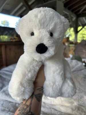 A photo of Perry Polar Bear - Medium Jellycat taken by Babygelfling