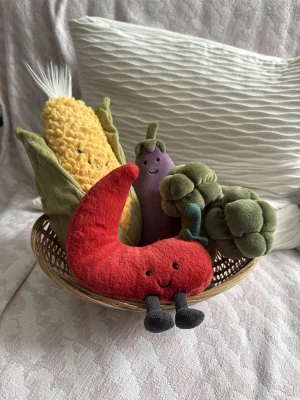 A photo of Amuseable Chilli - Large Jellycat taken by Stephlovesgeeg