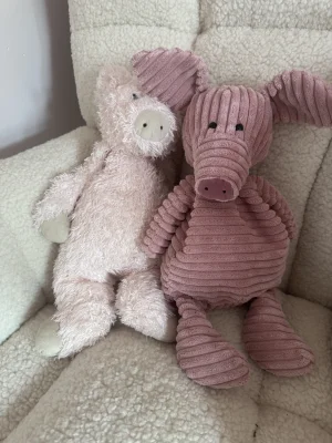 A photo of Cordy Roy Pig - Medium Jellycat taken by Issyoli