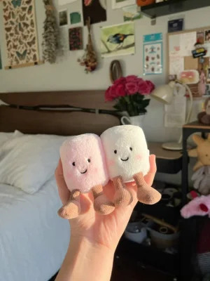 A photo of Amuseables Pair of Marshmallows Bag Charm Jellycat taken by Isas_Jellies