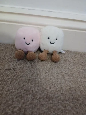 A photo of Amuseables Pair of Marshmallows Bag Charm Jellycat taken by Ameliaj2015