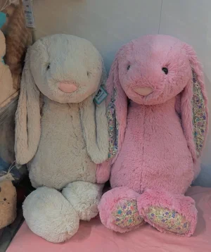 A photo of Bashful Oatmeal Bunny - Huge Jellycat taken by Kim_Anh