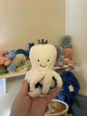 A photo of Cosmo Octopus - Little Jellycat taken by Juliaviolet