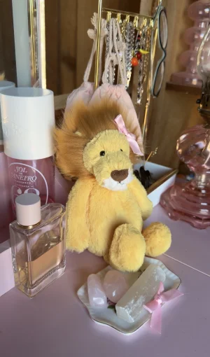 A photo of Bashful Lion (Original) - Small Jellycat taken by jellycatangel