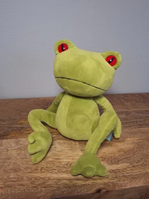 A photo of Tad Tree Frog - Medium Jellycat taken by Sofie