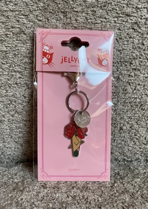 Front photo of Amuseables Rose Bouquet Keyring uploaded by JellyDragonLover